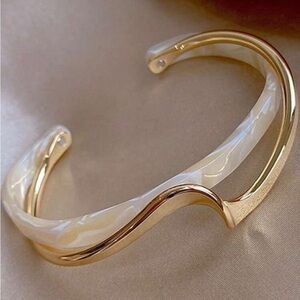 Elegant Whitefish Shell Gold and Cream Women's Bracelet
